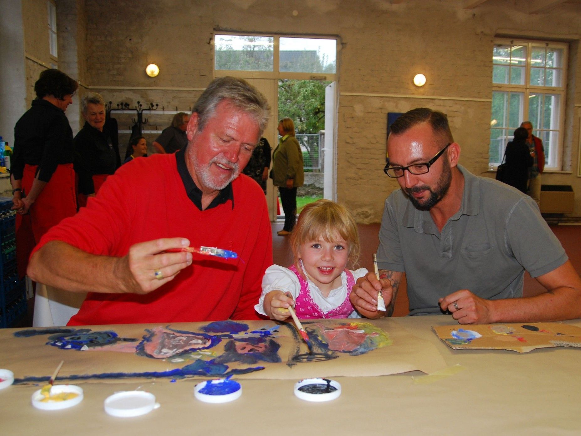 Günter Gruber mit Enkelin Teresa und Junior Raymond Milla. Günter Gruber mit Enkelin Teresa und Junior Raymond Milla.