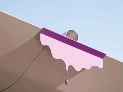Vom Dach der Albertina tropft lila Farbe - eine Intervention von Markus Hofer.