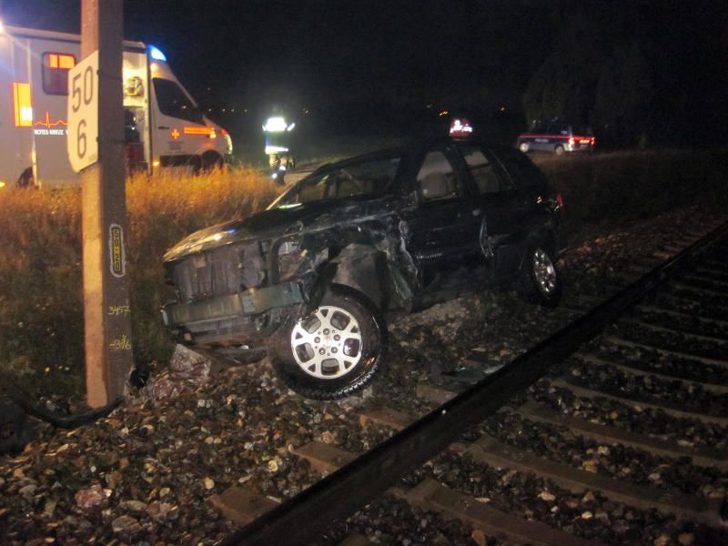 Der Güterzug hatte den Jeep in Wiener Neustadt erfasst. Der Lenker war nicht zu finden.