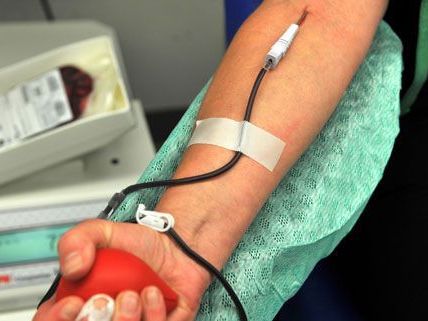 Zwei Ärzte müssen sich vor Gericht für den Tod einer 85-Jährigen verantworten. Zwei Ärzte müssen sich vor Gericht für den Tod einer 85-Jährigen verantworten.