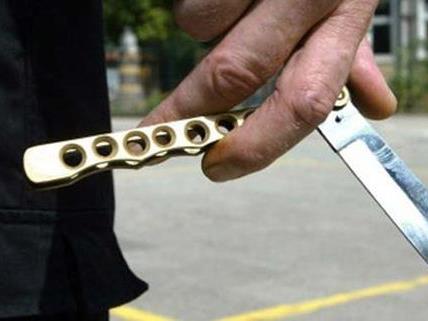 An einem imbissstand am Wiener Praterstern bedrohte ein 24-Jähriger Passanten mit einem Messer.