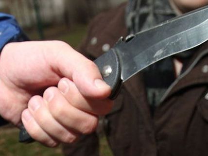 Mit einem Messer bewaffnet beging der bislang Unbekannte einen schweren Raub. Mit einem Messer bewaffnet beging der bislang Unbekannte einen schweren Raub.
