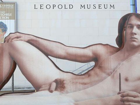 "nackte männer", neu im und vor dem Wiener Leopold Museum.