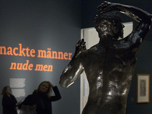 Besucherinnen der Ausstellung "Nackte Männer" im Leopold Museum in Wien