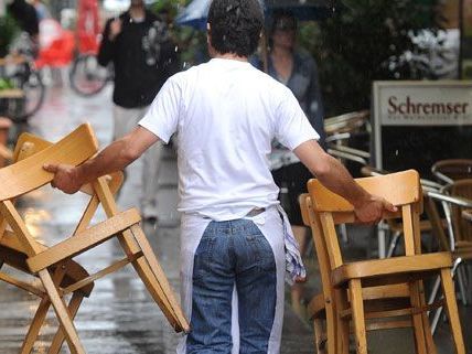 Auch bei schlechtem Wetter und im Winter gibt es Gäste, die die Schanigärten am Naschmarkt nutzen möchten. Auch bei schlechtem Wetter und im Winter gibt es Gäste, die die Schanigärten am Naschmarkt nutzen möchten.