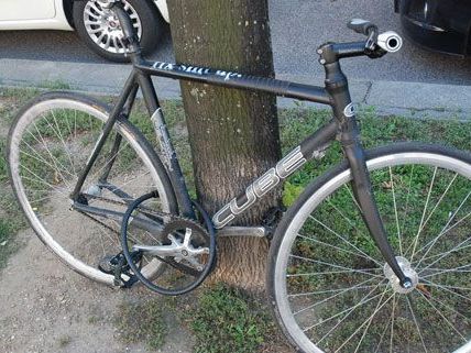Mann auf einem Rennrad ohne Bremsvorrichtung verursacht Verkehrsunfall in Wien - Innere Stadt Mann auf einem Rennrad ohne Bremsvorrichtung verursacht Verkehrsunfall in Wien - Innere Stadt