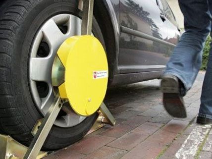 Bereits 336 Mal kamen Parkkrallen in Wien bei ausländischen Falschparkern zum Einsatz. Bereits 336 Mal kamen Parkkrallen in Wien bei ausländischen Falschparkern zum Einsatz.