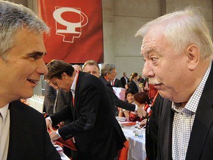 Michael Häupl unterstützt Werner Faymann nach dem schwachen Ergebnis beim Parteitag. Michael Häupl unterstützt Werner Faymann nach dem schwachen Ergebnis beim Parteitag.