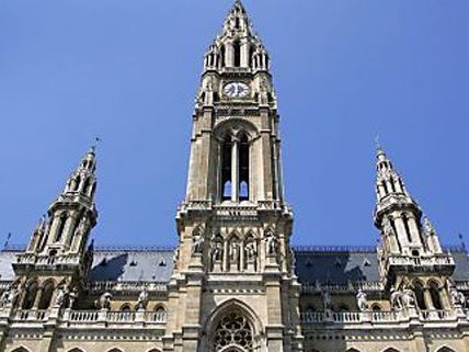 Fix in das Budget eingerechnet ist bereits die Nulllohnrunde der Beamten. Fix in das Budget eingerechnet ist bereits die Nulllohnrunde der Beamten.