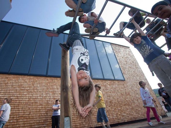 Kindergarten-Kinder werden auf dem "Kindergartenweg" begleitet Kindergarten-Kinder werden auf dem "Kindergartenweg" begleitet