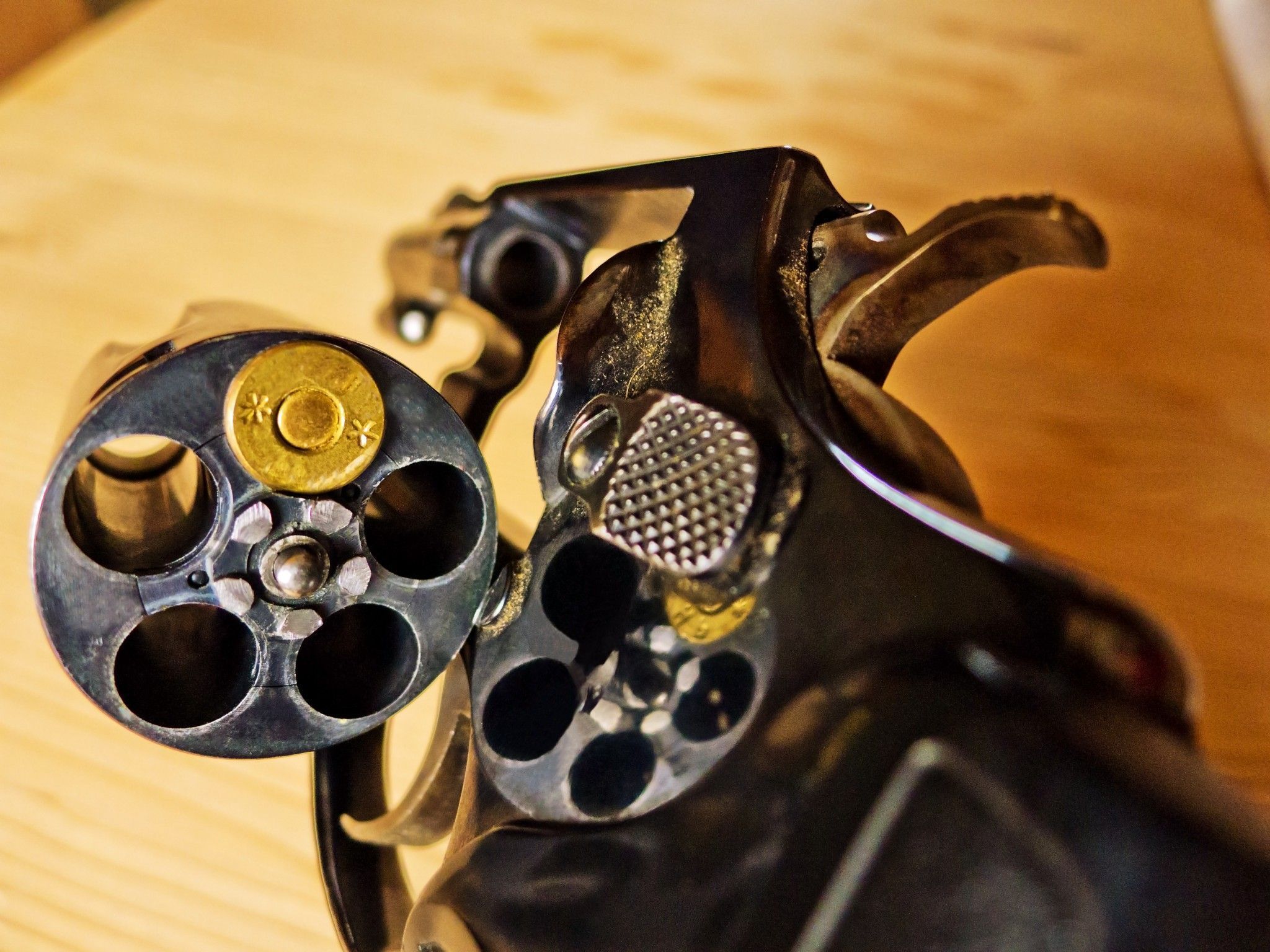 Beim russischen Roulette in den Kopf geschossen: 26-Jähriger schwebt in Lebensgefahr. Beim russischen Roulette in den Kopf geschossen: 26-Jähriger schwebt in Lebensgefahr.
