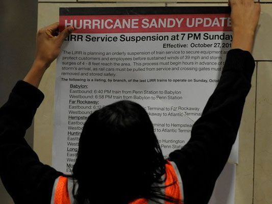 Hurrikan "Sandy": Tausende Flüge gestrichen und Aktienmärkte geschlossen. Hurrikan "Sandy": Tausende Flüge gestrichen und Aktienmärkte geschlossen.