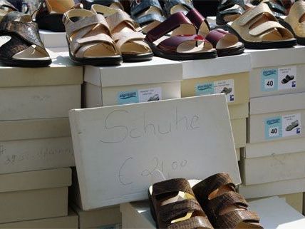 Die beiden Frauen wurden im Schuhgeschäft beim Diebstahl erwischt. Die beiden Frauen wurden im Schuhgeschäft beim Diebstahl erwischt.