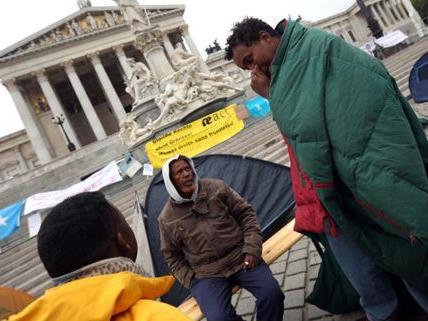 Flüchtlinge aus Somalia protestieren vor dem Wiener Parlament.