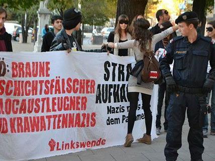 Anti-FPÖ-Demonstranten hatten sich am Mittwoch vor dem Wiener MQ versammelt.
