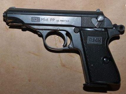 Mit dieser Waffe bedrohte der Täter die Bankangestellten während des Überfalls. Mit dieser Waffe bedrohte der Täter die Bankangestellten während des Überfalls.