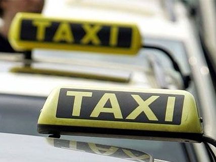 Die Frauen hatten den Wiener Taxifahrer gewürgt und stachen mit einem Messer auf ihn ein. Die Frauen hatten den Wiener Taxifahrer gewürgt und stachen mit einem Messer auf ihn ein.