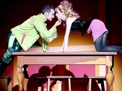 Mit "Kiss me, Kate" wird ein buntes Musical in der Wiener Volksoper gezeigt.