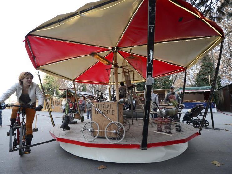 Dieses ungewöhnliche Karussell findet man ab sofort am Wiener Karlsplatz. Dieses ungewöhnliche Karussell findet man ab sofort am Wiener Karlsplatz.