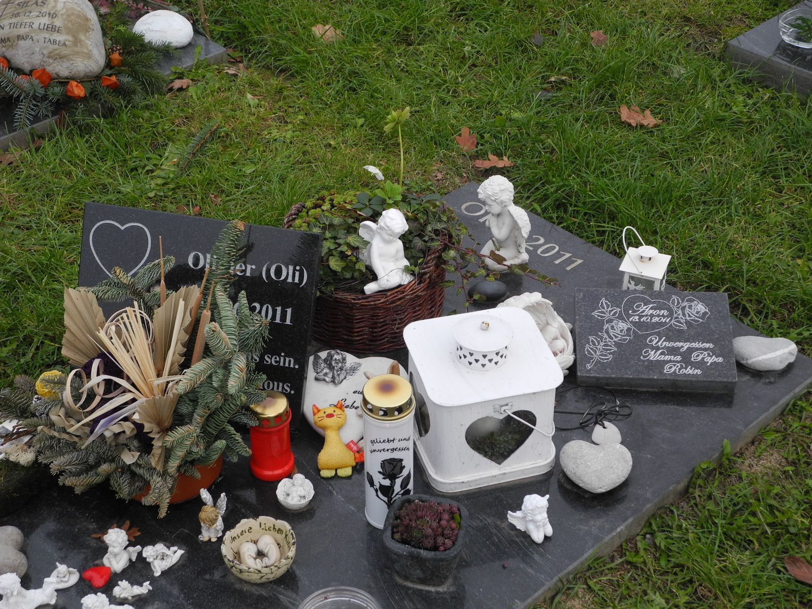Eine der zahlreichen Grabstätten von zu früh verstorbenen Kindern im Waldfriedhof Eine der zahlreichen Grabstätten von zu früh verstorbenen Kindern im Waldfriedhof