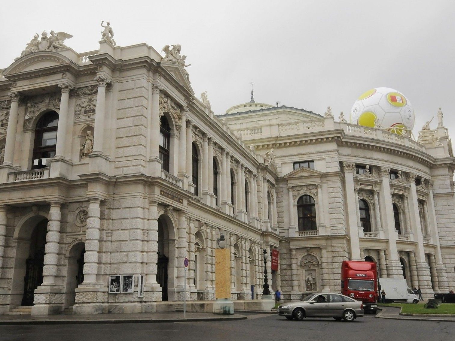 Während der Fußball-EM 2008 prangte ein Telekom Austria-Ball auf dem Wiener Burgtheater. Während der Fußball-EM 2008 prangte ein Telekom Austria-Ball auf dem Wiener Burgtheater.