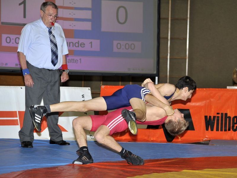 Stefan Hartmann gewinnt in beiden Stilarten, aber Klaus verlor gegen Wals. Stefan Hartmann gewinnt in beiden Stilarten, aber Klaus verlor gegen Wals.