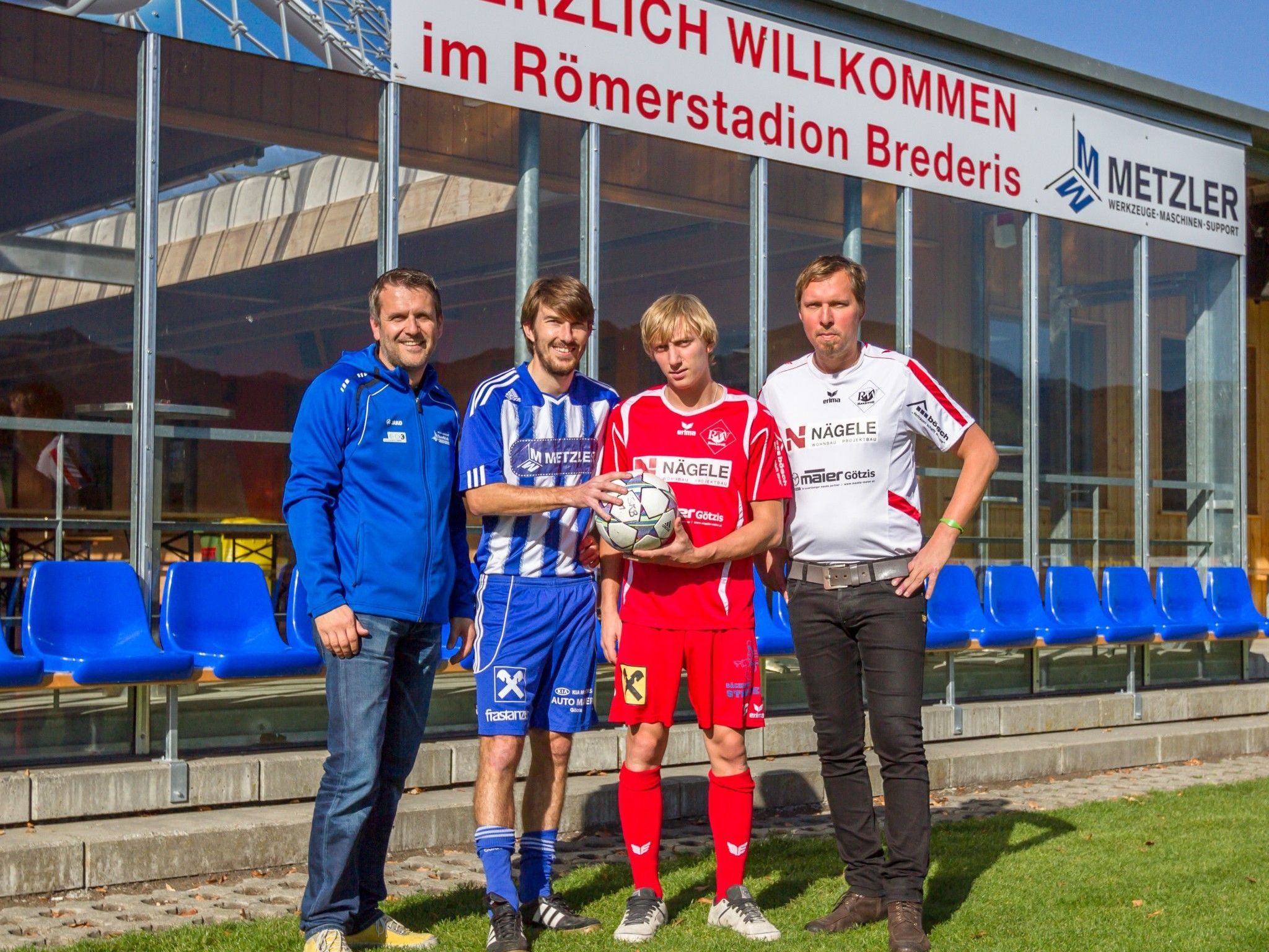 SK-Obmann Thomas Strele, Mario Hartmann sowie RW-Spieler A. Schwendinger und Ulli Bischoff vor dem Lokalderby SK-Obmann Thomas Strele, Mario Hartmann sowie RW-Spieler A. Schwendinger und Ulli Bischoff vor dem Lokalderby