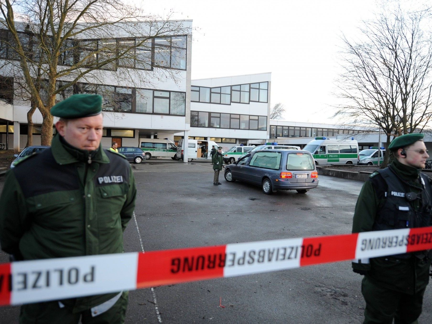 An der Albertville-Realschule hatte ein Amokläufer am 11.03.2009 neun Schüler und drei Lehrerinnen erschossen. An der Albertville-Realschule hatte ein Amokläufer am 11.03.2009 neun Schüler und drei Lehrerinnen erschossen.