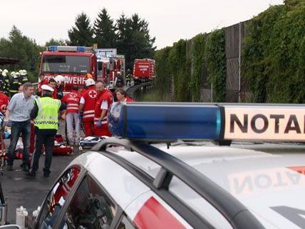 Mehrere Verletze bei Unfall auf A1: Wiener fuhr auf Auto