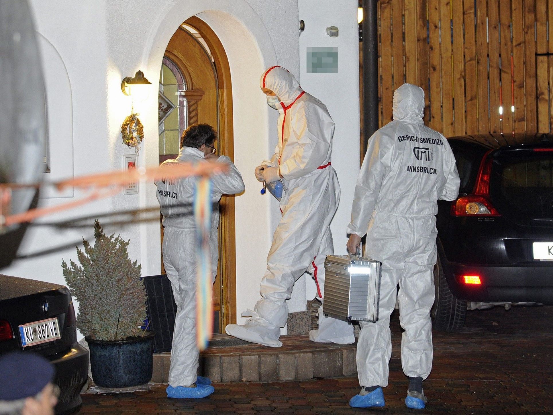 Vater soll seine beiden Söhne mit Messer erstochen und sich anschließend selbst getötet haben. Vater soll seine beiden Söhne mit Messer erstochen und sich anschließend selbst getötet haben.