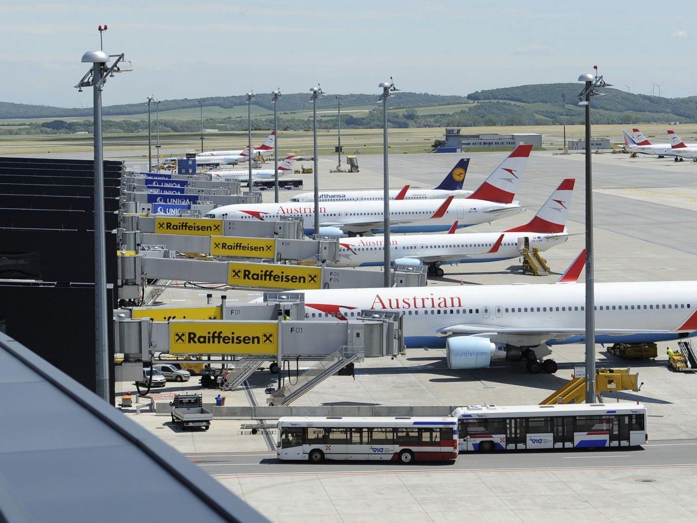 AUA-Maschine auf Flughafen Wien von Gepäckwagen beschädigt