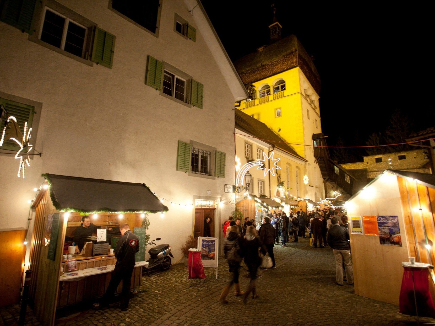Christkindlemärkte werden zu vorweihnachtlichen Treffpunkten. Christkindlemärkte werden zu vorweihnachtlichen Treffpunkten.