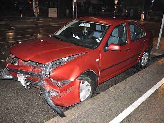 Einer der Unfallwagen nach dem Zusammenstoß in Hietzing Einer der Unfallwagen nach dem Zusammenstoß in Hietzing
