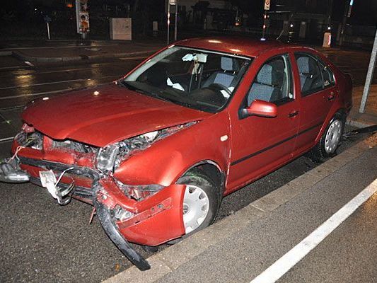 Einer der Unfallwagen nach dem Zusammenstoß in Hietzing