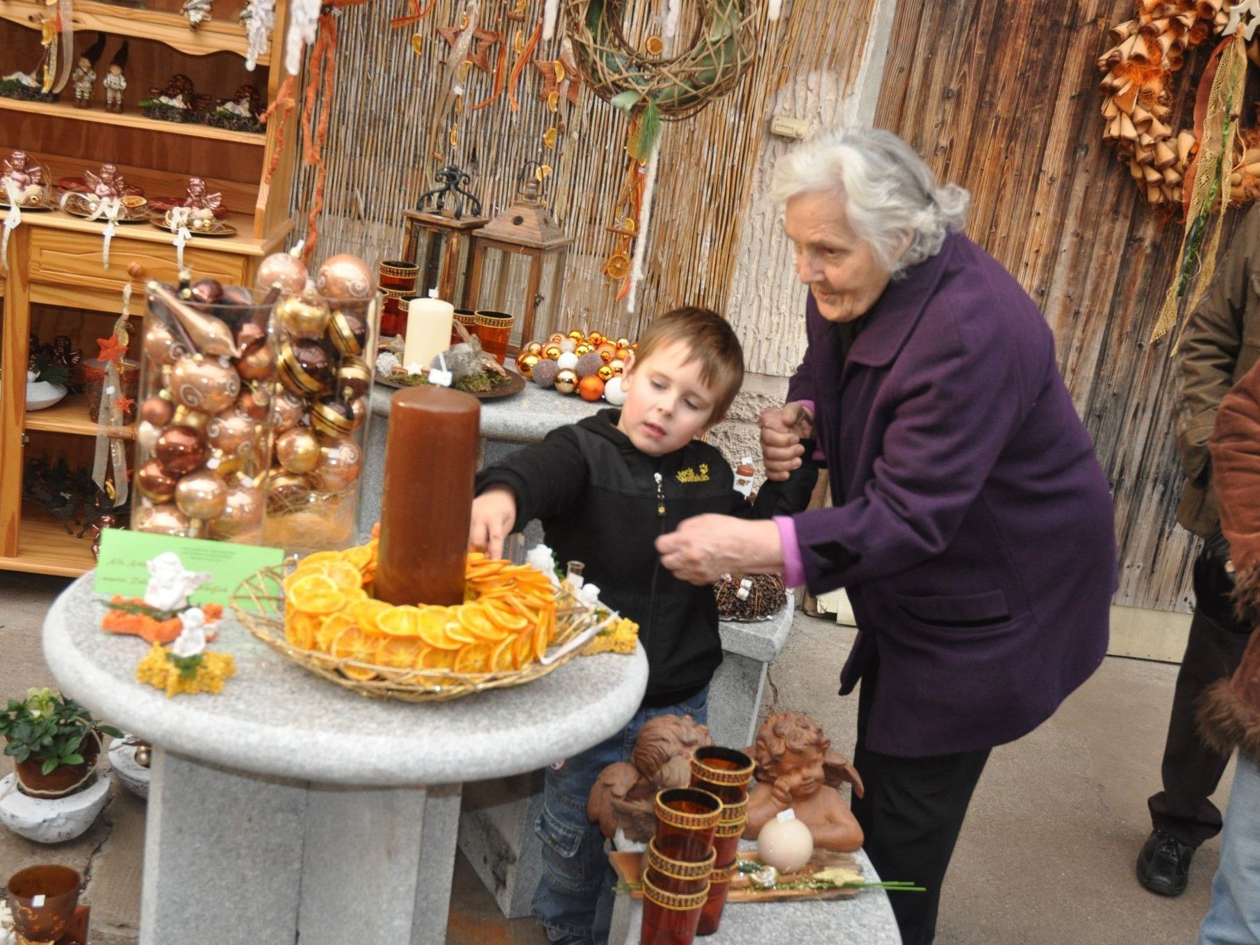 Auch der Oma und ihrem Enkel gefiel der Adventsmarkt bei der Gärtnerei Frick. Auch der Oma und ihrem Enkel gefiel der Adventsmarkt bei der Gärtnerei Frick.
