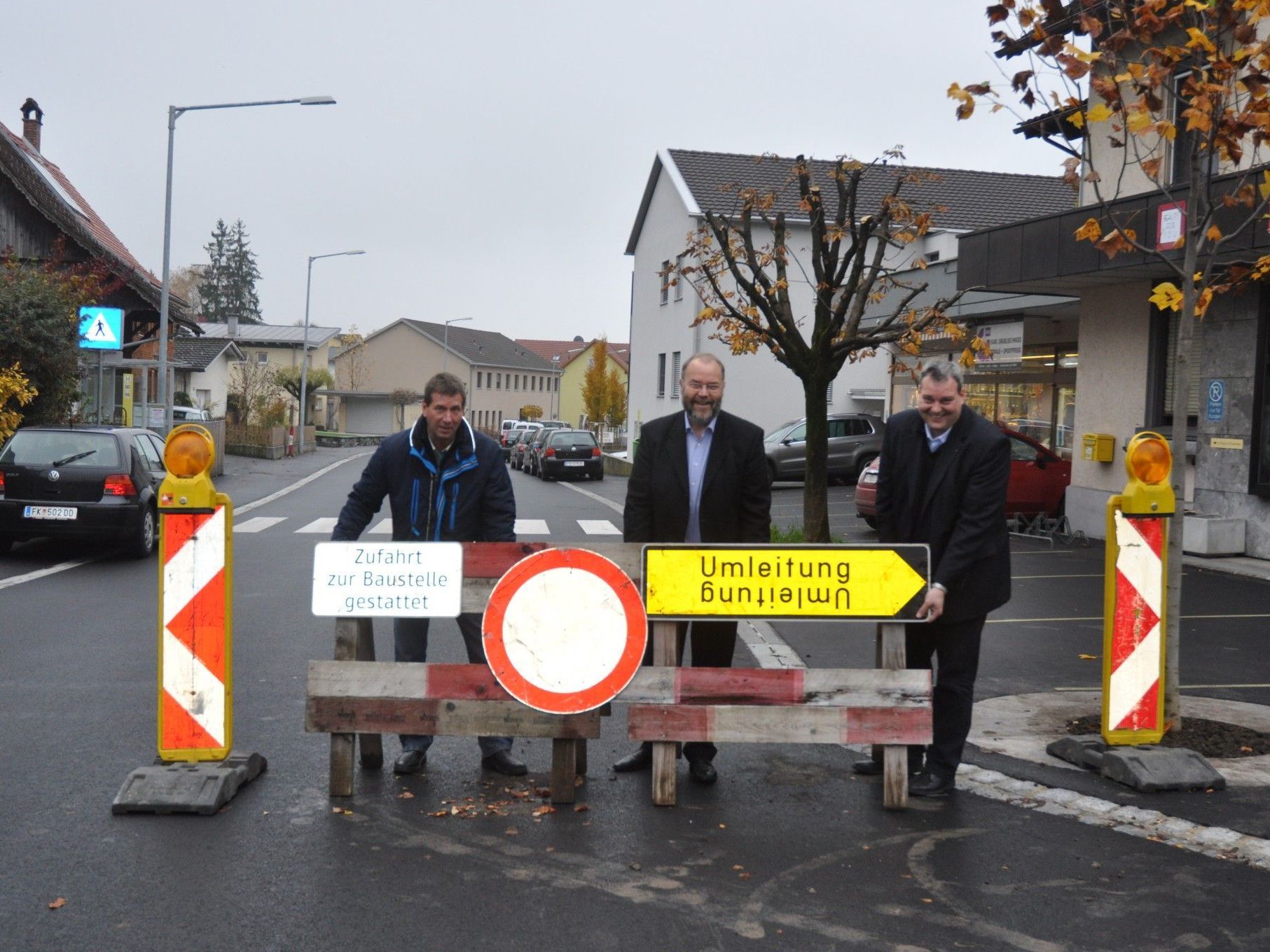 Ab kommendem Wochenende ist die Walgaustrasse wieder befahrbar. Bauamtsleiter Robert Freek, Bürgermeister Werner Müller und Vize-Bürgermeister Labg. Gert Wiesenegger geben die Strasse für den Verkehr frei. Ab kommendem Wochenende ist die Walgaustrasse wieder befahrbar. Bauamtsleiter Robert Freek, Bürgermeister Werner Müller und Vize-Bürgermeister Labg. Gert Wiesenegger geben die Strasse für den Verkehr frei.