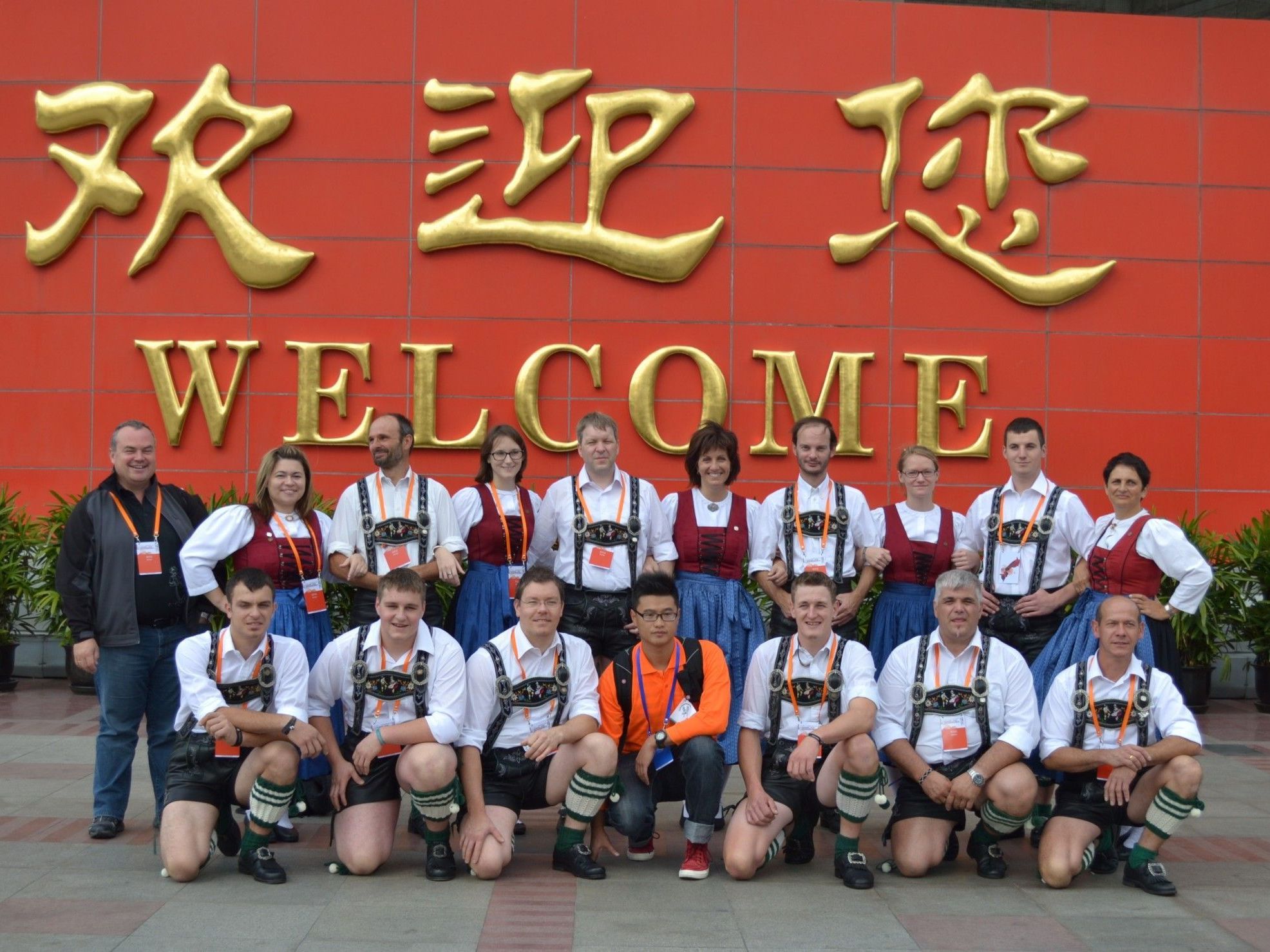Die Schuhplattlergruppe Zwischenwasser erreichte beim Folk Sports Festival in Shanghai den ersten Platz. Die Schuhplattlergruppe Zwischenwasser erreichte beim Folk Sports Festival in Shanghai den ersten Platz.