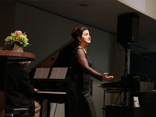 Eva Maria Riedl singt zum 10-Jahres-Jubiläum des Diakoniewerks Wien