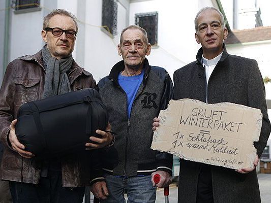 Kabarettist Josef Hader, der von Obdachlosigkeit betroffene Rudi und Caritasdirektor Michael Landau bewerben die Aktion "Gruft Winterpaket"