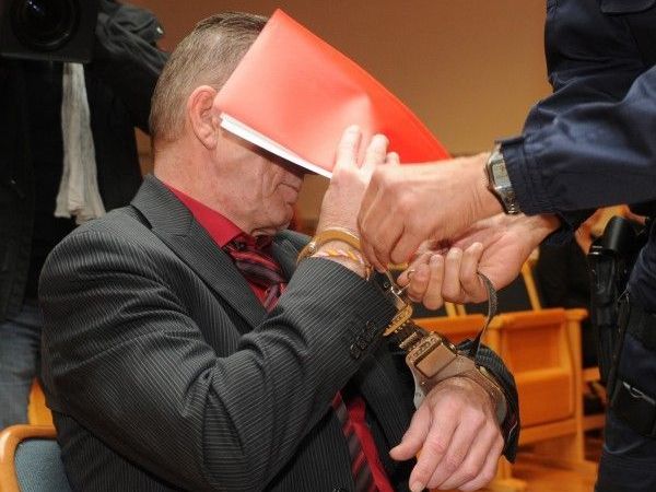 Der 51-jährige Angeklagte vor Beginn des Geschworenenprozess am Mittwoch in Steyr. Der 51-jährige Angeklagte vor Beginn des Geschworenenprozess am Mittwoch in Steyr.