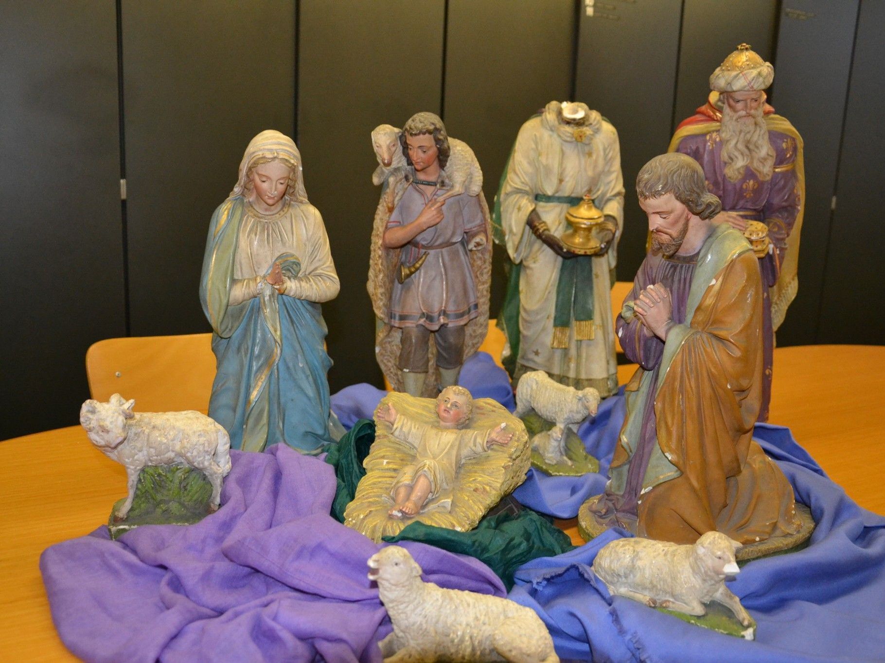 Die großen Krippenfiguren würden nach einer Renovierung wieder im Kirchenraum der Pfarrkirche St. Ulrich aufgestellt Die großen Krippenfiguren würden nach einer Renovierung wieder im Kirchenraum der Pfarrkirche St. Ulrich aufgestellt