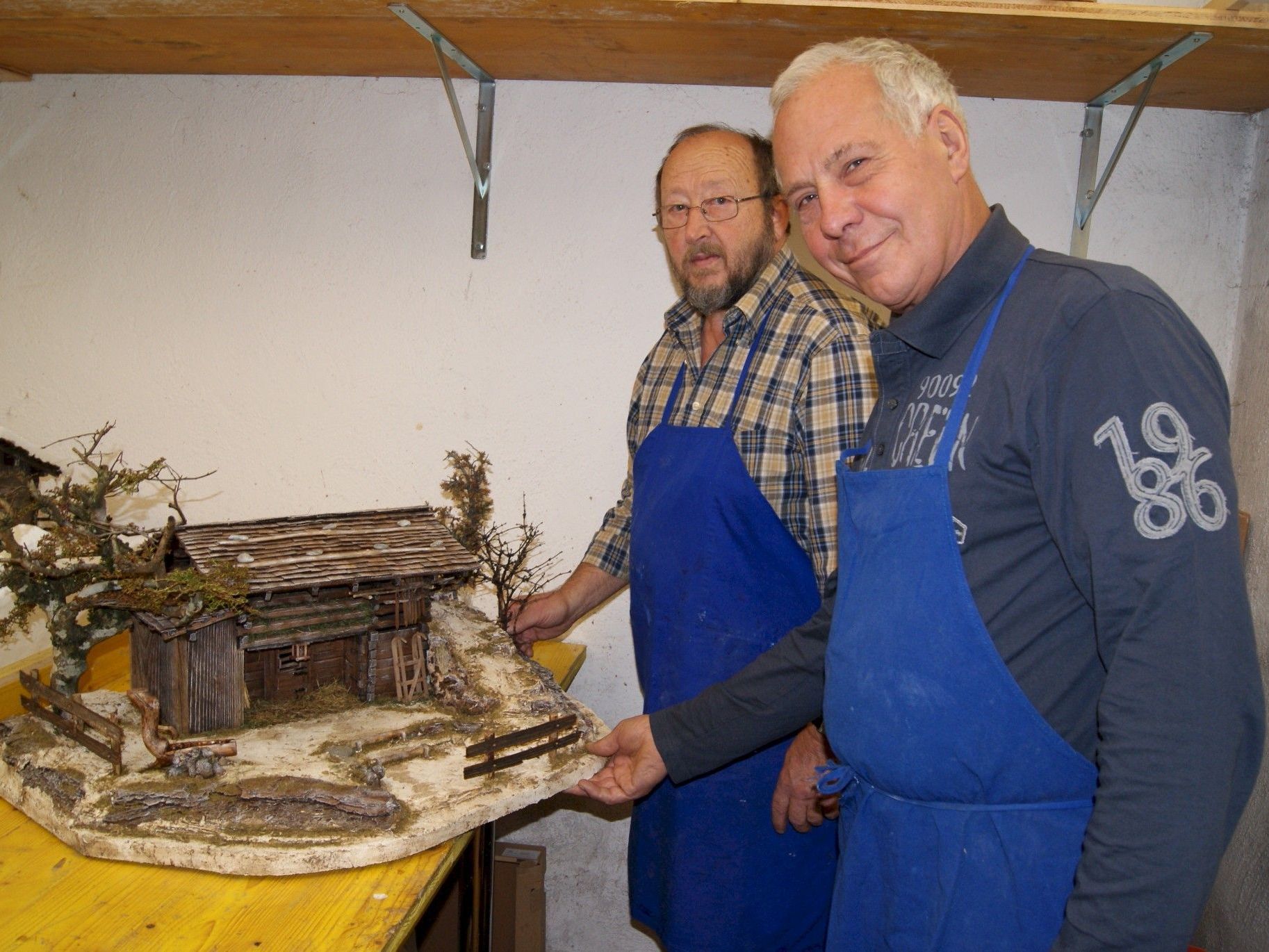 Ludwig Maier (l.) und Elmar Juen leiten die Krippenbaukurse in Partenen. Ludwig Maier (l.) und Elmar Juen leiten die Krippenbaukurse in Partenen.