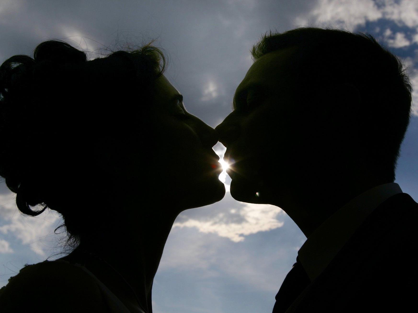 Oxytocin stärkt Treue in Beziehungen.