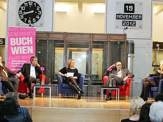 Am Anfang der Lesefestwoche stand eine Podiumsdiskussion Am Anfang der Lesefestwoche stand eine Podiumsdiskussion