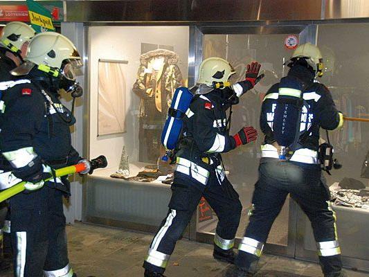 Die Feuerwehr musste die Tür der Boutique in Maria Enzersdorf aufbrechen, um den Brand zu löschen