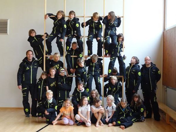 Die Kinder sind stolz auf ihr neues Outfit. Die Kinder sind stolz auf ihr neues Outfit.