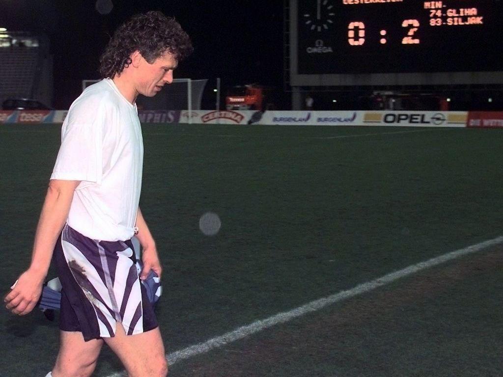 Österreich und Slowenien trafen im März 1997 im Linzer Stadion aufeinander. Seither haben im Linzer Stadion keine Nationalmannschaften gegeneinander gespielt. Im Bild: Der enttäuscht Toni Polster nach der 0:2-Niederlage.