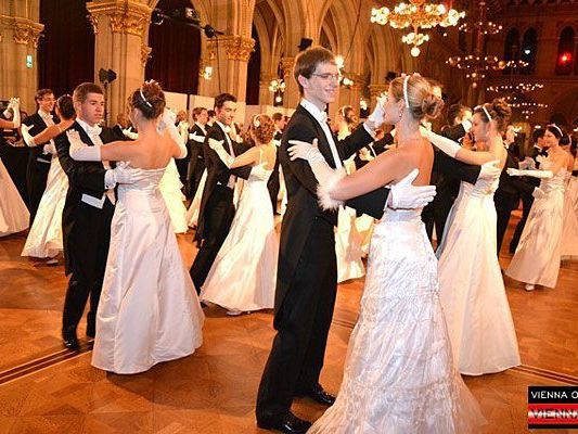 So glanzvoll wurde der zweite Wiener Rotkreuzball im Rathaus begangen So glanzvoll wurde der zweite Wiener Rotkreuzball im Rathaus begangen