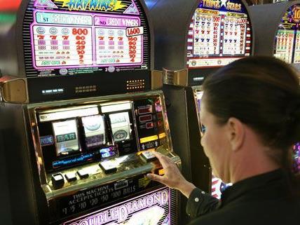Eine Spielsüchtige wurde trotz Sperre ins Casino gelassen - nun klagt sie