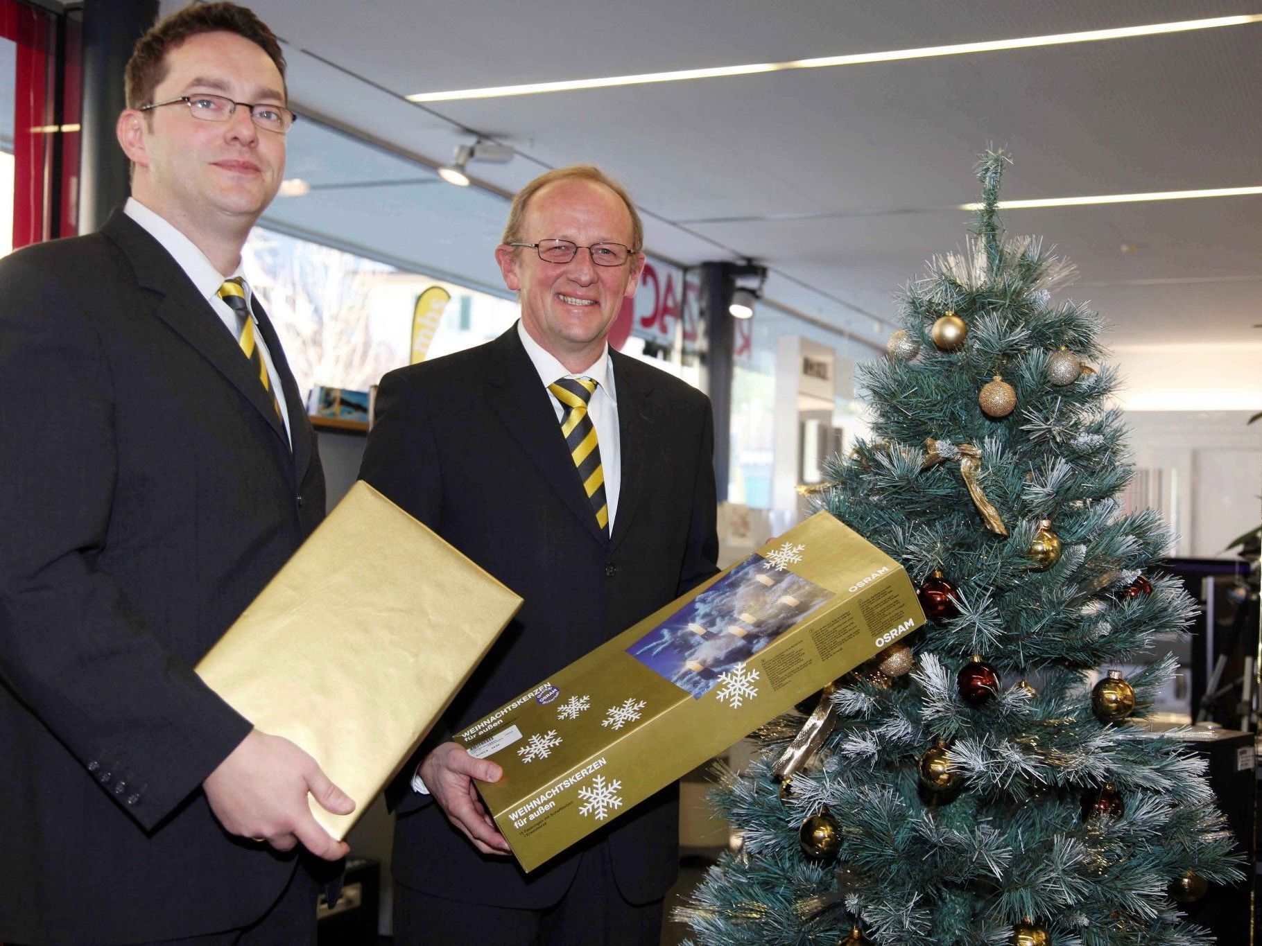 mbs-Vorstandsdirektor Bertram Luger und Bereichsleiter Alexander Kircher (l.) freuen sich auf die große Hausmesse im Red Zac Elektrofachgeschäft in Schruns. mbs-Vorstandsdirektor Bertram Luger und Bereichsleiter Alexander Kircher (l.) freuen sich auf die große Hausmesse im Red Zac Elektrofachgeschäft in Schruns.